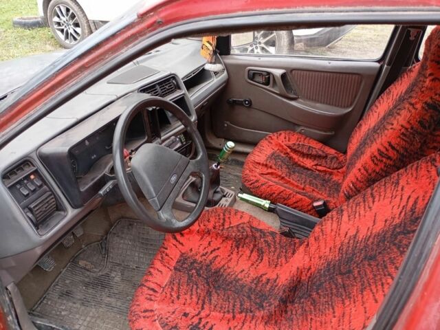 Красный Форд Сиерра, объемом двигателя 1.6 л и пробегом 100 тыс. км за 617 $, фото 4 на Automoto.ua