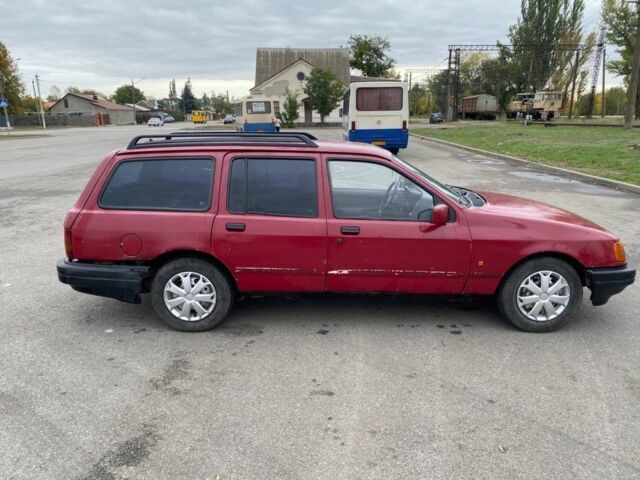 Красный Форд Сиерра, объемом двигателя 1.8 л и пробегом 150 тыс. км за 799 $, фото 2 на Automoto.ua