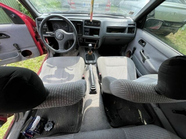 Красный Форд Сиерра, объемом двигателя 2 л и пробегом 200 тыс. км за 600 $, фото 5 на Automoto.ua