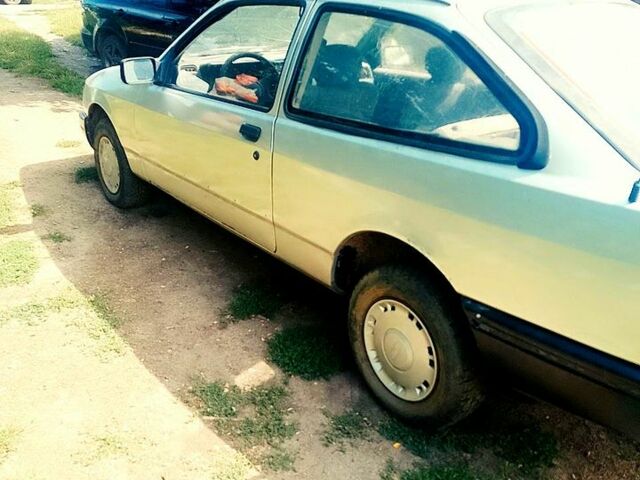 Сірий Форд Сієрра, об'ємом двигуна 2 л та пробігом 0 тис. км за 650 $, фото 1 на Automoto.ua
