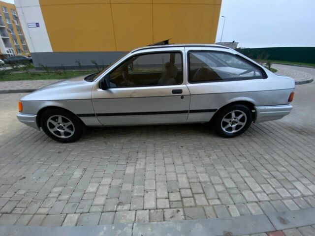 Серый Форд Сиерра, объемом двигателя 1.6 л и пробегом 150 тыс. км за 1650 $, фото 5 на Automoto.ua