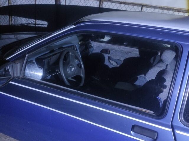 Форд Сиерра 1988 в Чернигове на Automoto.ua Синий Форд Сиерра, объемом двигателя 1.8 л и пробегом 100 тыс. км за 1200 $, фото 3 на Automoto.ua