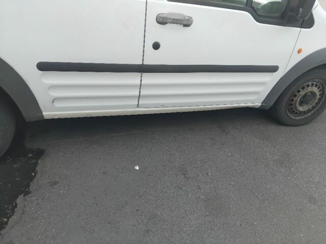 Белый Форд Турнео Коннект, объемом двигателя 1.8 л и пробегом 266 тыс. км за 3000 $, фото 2 на Automoto.ua