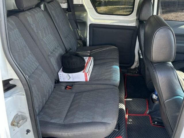 Белый Форд Турнео Коннект, объемом двигателя 1.8 л и пробегом 316 тыс. км за 5500 $, фото 7 на Automoto.ua