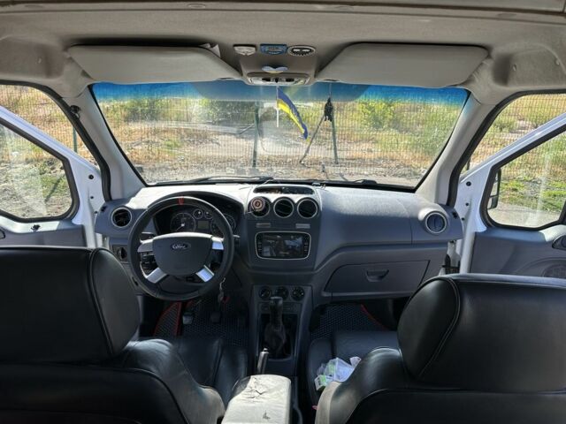 Белый Форд Турнео Коннект, объемом двигателя 1.8 л и пробегом 316 тыс. км за 5500 $, фото 10 на Automoto.ua