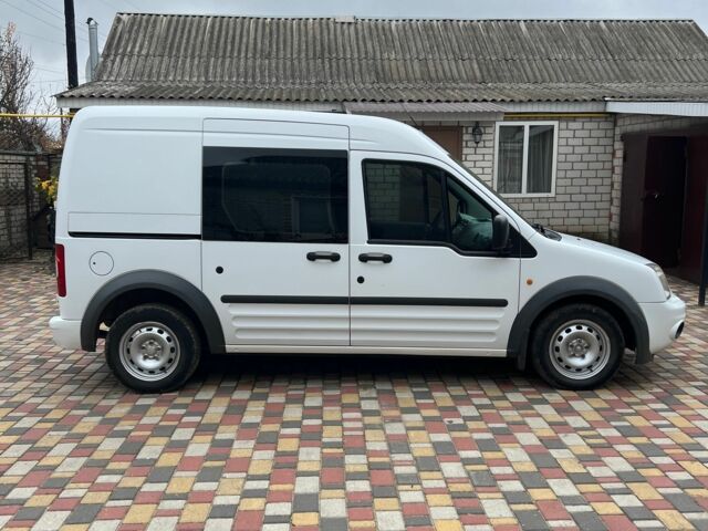 Белый Форд Турнео Коннект, объемом двигателя 1.8 л и пробегом 235 тыс. км за 5200 $, фото 2 на Automoto.ua