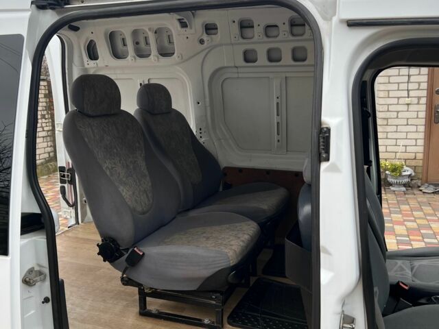 Белый Форд Турнео Коннект, объемом двигателя 1.8 л и пробегом 235 тыс. км за 5200 $, фото 9 на Automoto.ua