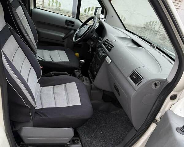 Белый Форд Турнео Коннект, объемом двигателя 1.8 л и пробегом 230 тыс. км за 4000 $, фото 6 на Automoto.ua