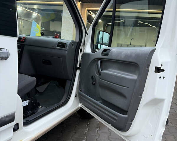 Белый Форд Турнео Коннект, объемом двигателя 1.75 л и пробегом 450 тыс. км за 4100 $, фото 7 на Automoto.ua