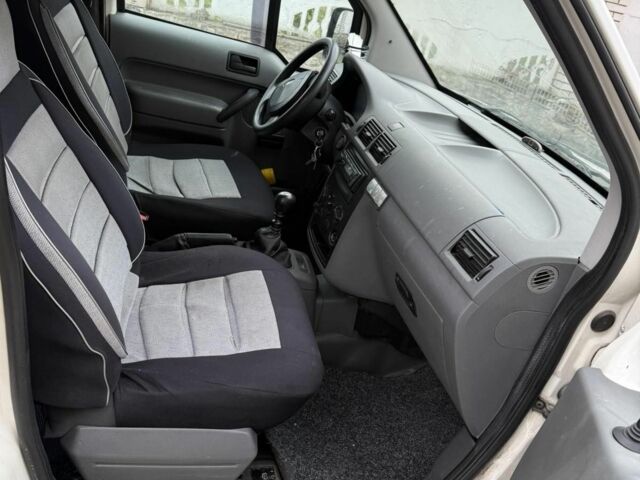 Белый Форд Турнео Коннект, объемом двигателя 1.8 л и пробегом 230 тыс. км за 4000 $, фото 6 на Automoto.ua