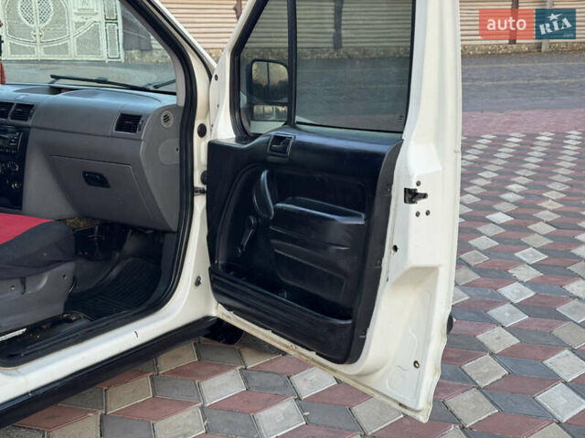 Белый Форд Турнео Коннект, объемом двигателя 0 л и пробегом 240 тыс. км за 2500 $, фото 17 на Automoto.ua