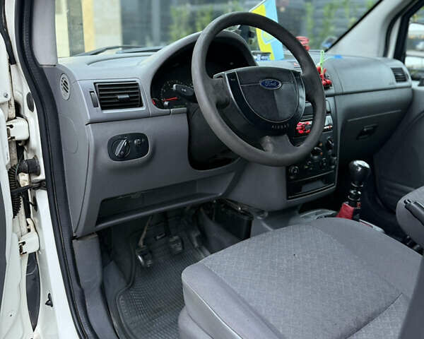 Белый Форд Турнео Коннект, объемом двигателя 1.75 л и пробегом 450 тыс. км за 4100 $, фото 6 на Automoto.ua