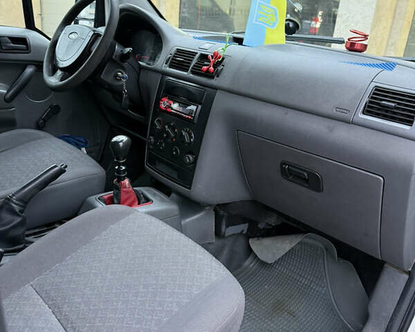 Белый Форд Турнео Коннект, объемом двигателя 1.75 л и пробегом 450 тыс. км за 4100 $, фото 8 на Automoto.ua