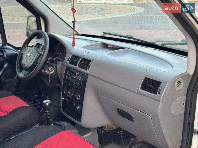 Белый Форд Турнео Коннект, объемом двигателя 0 л и пробегом 213 тыс. км за 2600 $, фото 13 на Automoto.ua