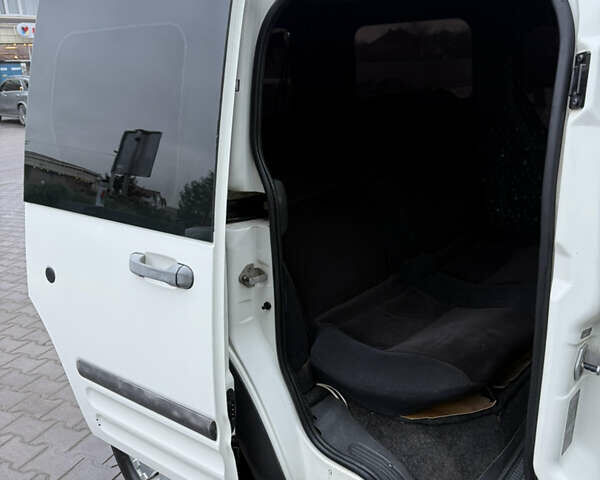 Белый Форд Турнео Коннект, объемом двигателя 1.75 л и пробегом 450 тыс. км за 4100 $, фото 10 на Automoto.ua