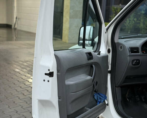 Белый Форд Турнео Коннект, объемом двигателя 1.75 л и пробегом 450 тыс. км за 4100 $, фото 5 на Automoto.ua