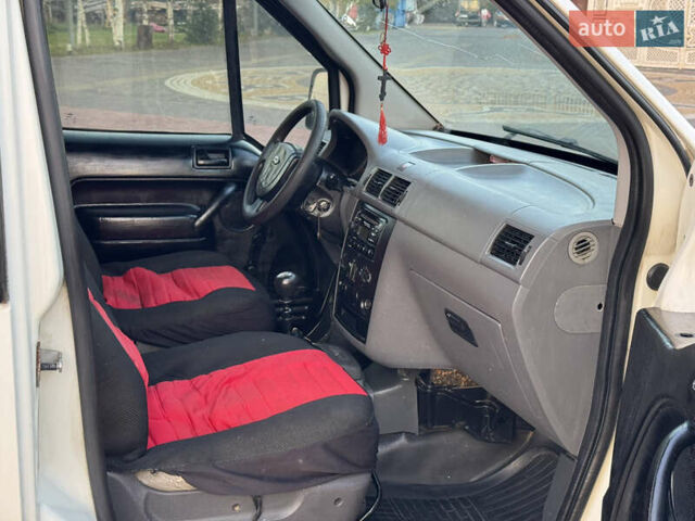 Белый Форд Турнео Коннект, объемом двигателя 0 л и пробегом 240 тыс. км за 2500 $, фото 16 на Automoto.ua