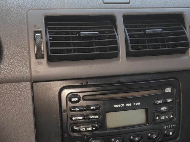 Белый Форд Турнео Коннект, объемом двигателя 1.8 л и пробегом 365 тыс. км за 2863 $, фото 9 на Automoto.ua