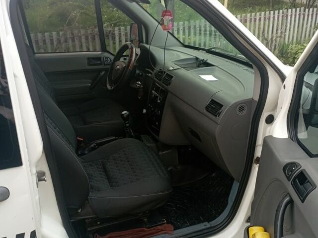 Белый Форд Турнео Коннект, объемом двигателя 1.8 л и пробегом 516 тыс. км за 3600 $, фото 6 на Automoto.ua