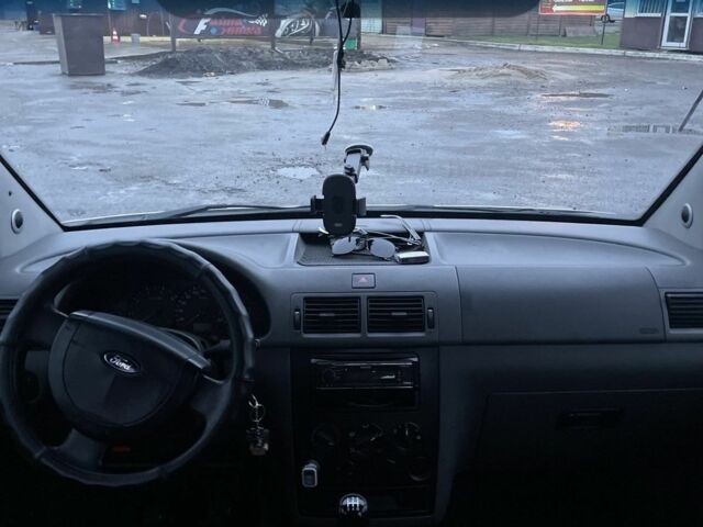 Белый Форд Турнео Коннект, объемом двигателя 1.8 л и пробегом 350 тыс. км за 5300 $, фото 7 на Automoto.ua