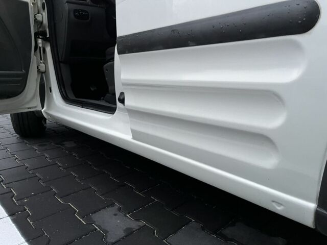 Белый Форд Турнео Коннект, объемом двигателя 1.8 л и пробегом 400 тыс. км за 3900 $, фото 12 на Automoto.ua