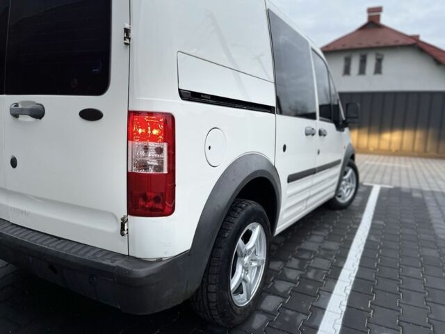 Белый Форд Турнео Коннект, объемом двигателя 1.8 л и пробегом 400 тыс. км за 3900 $, фото 3 на Automoto.ua