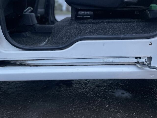 Белый Форд Турнео Коннект, объемом двигателя 1.8 л и пробегом 350 тыс. км за 5300 $, фото 9 на Automoto.ua