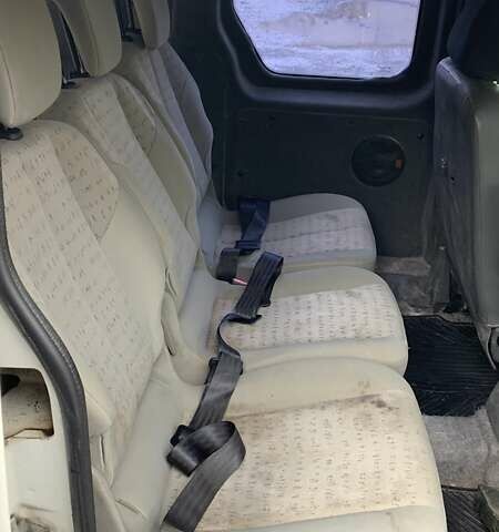 Белый Форд Турнео Коннект, объемом двигателя 1.8 л и пробегом 475 тыс. км за 3600 $, фото 9 на Automoto.ua