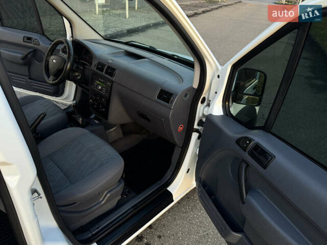 Белый Форд Турнео Коннект, объемом двигателя 1.8 л и пробегом 216 тыс. км за 6700 $, фото 23 на Automoto.ua