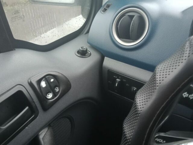 Белый Форд Турнео Коннект, объемом двигателя 1.8 л и пробегом 266 тыс. км за 7000 $, фото 9 на Automoto.ua