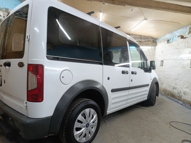 Белый Форд Турнео Коннект, объемом двигателя 1.8 л и пробегом 213 тыс. км за 5700 $, фото 1 на Automoto.ua