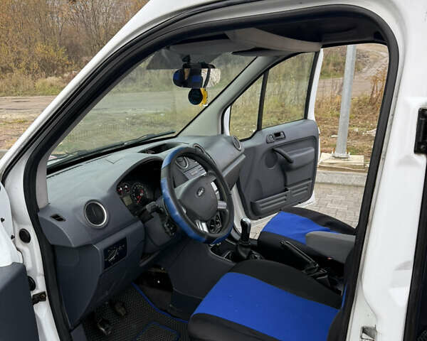 Белый Форд Турнео Коннект, объемом двигателя 1.75 л и пробегом 292 тыс. км за 4600 $, фото 7 на Automoto.ua