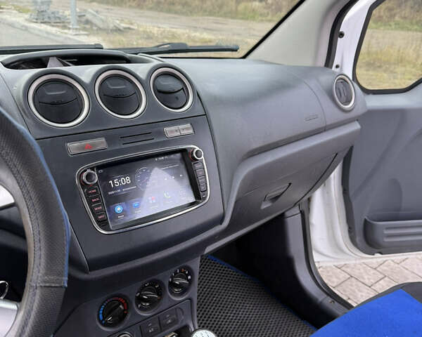 Белый Форд Турнео Коннект, объемом двигателя 1.75 л и пробегом 292 тыс. км за 4600 $, фото 9 на Automoto.ua