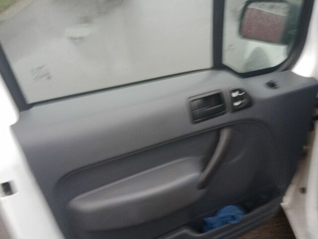 Белый Форд Турнео Коннект, объемом двигателя 1.8 л и пробегом 266 тыс. км за 7000 $, фото 4 на Automoto.ua