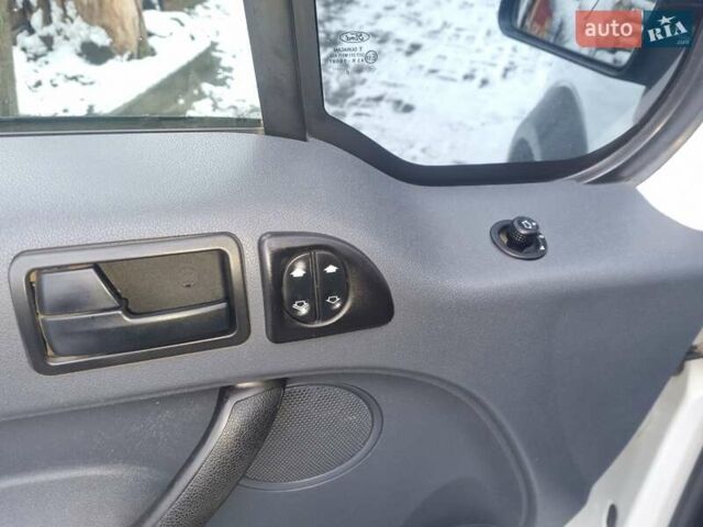 Белый Форд Турнео Коннект, объемом двигателя 1.75 л и пробегом 330 тыс. км за 5200 $, фото 11 на Automoto.ua