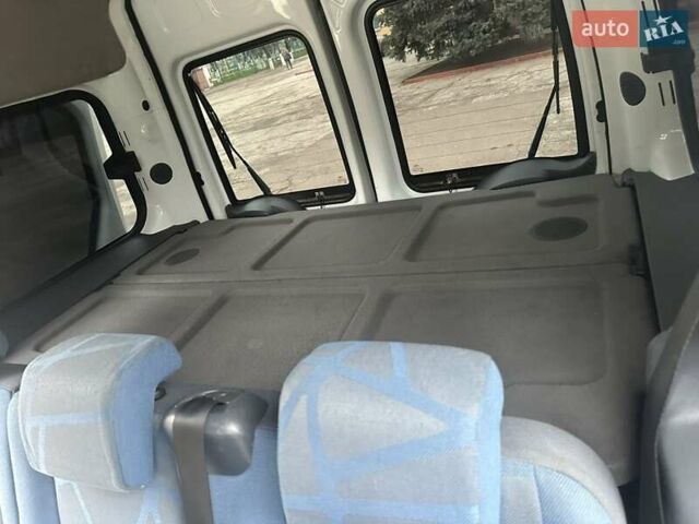 Белый Форд Турнео Коннект, объемом двигателя 1.8 л и пробегом 280 тыс. км за 7800 $, фото 7 на Automoto.ua