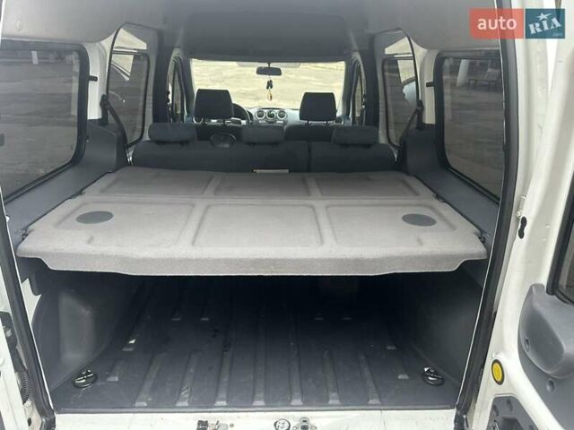 Белый Форд Турнео Коннект, объемом двигателя 1.8 л и пробегом 280 тыс. км за 7800 $, фото 1 на Automoto.ua