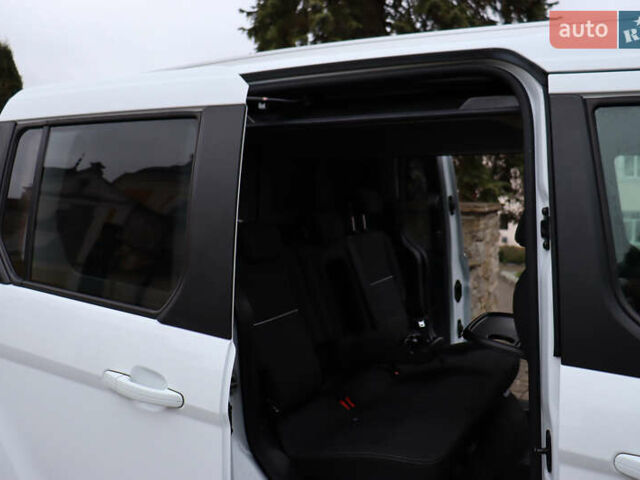 Белый Форд Турнео Коннект, объемом двигателя 1.5 л и пробегом 247 тыс. км за 13199 $, фото 120 на Automoto.ua