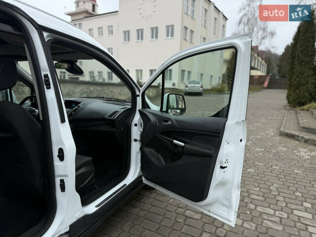 Белый Форд Турнео Коннект, объемом двигателя 1.5 л и пробегом 247 тыс. км за 13199 $, фото 83 на Automoto.ua