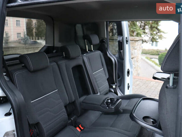 Белый Форд Турнео Коннект, объемом двигателя 1.5 л и пробегом 247 тыс. км за 13199 $, фото 116 на Automoto.ua