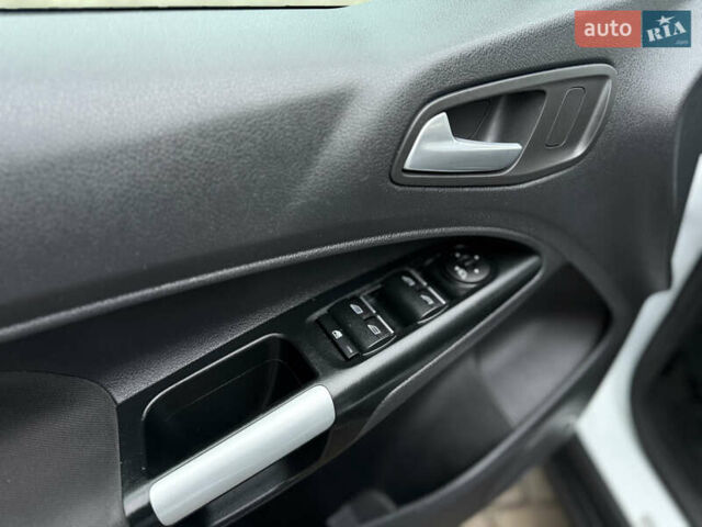 Белый Форд Турнео Коннект, объемом двигателя 1.5 л и пробегом 247 тыс. км за 13199 $, фото 77 на Automoto.ua