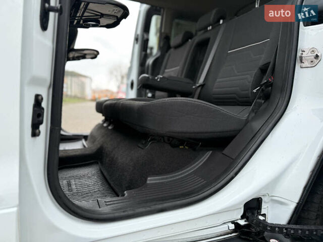 Белый Форд Турнео Коннект, объемом двигателя 1.5 л и пробегом 247 тыс. км за 13199 $, фото 82 на Automoto.ua