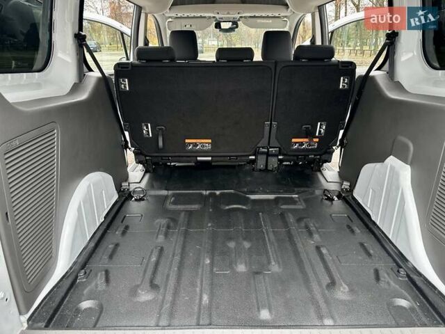 Белый Форд Турнео Коннект, объемом двигателя 1.5 л и пробегом 134 тыс. км за 17499 $, фото 40 на Automoto.ua