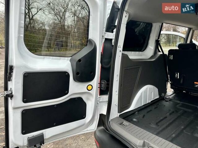 Белый Форд Турнео Коннект, объемом двигателя 1.5 л и пробегом 134 тыс. км за 17499 $, фото 42 на Automoto.ua