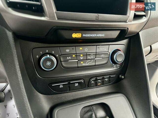 Белый Форд Турнео Коннект, объемом двигателя 1.5 л и пробегом 134 тыс. км за 17499 $, фото 49 на Automoto.ua