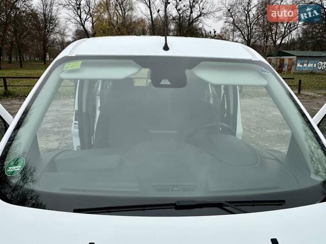 Белый Форд Турнео Коннект, объемом двигателя 1.5 л и пробегом 134 тыс. км за 17499 $, фото 58 на Automoto.ua