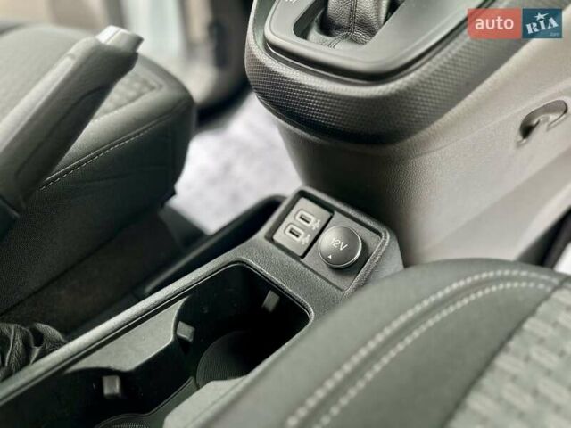 Белый Форд Турнео Коннект, объемом двигателя 1.5 л и пробегом 134 тыс. км за 17499 $, фото 57 на Automoto.ua