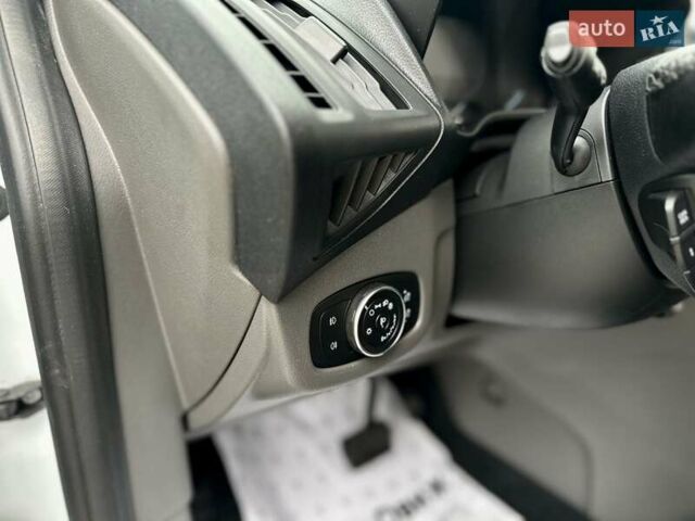 Белый Форд Турнео Коннект, объемом двигателя 1.5 л и пробегом 134 тыс. км за 17499 $, фото 46 на Automoto.ua