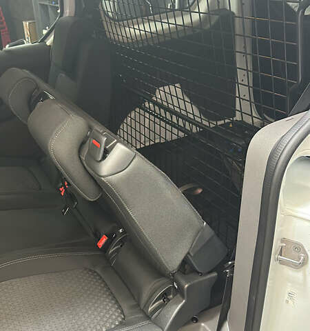 Белый Форд Турнео Коннект, объемом двигателя 1.5 л и пробегом 23 тыс. км за 19446 $, фото 9 на Automoto.ua