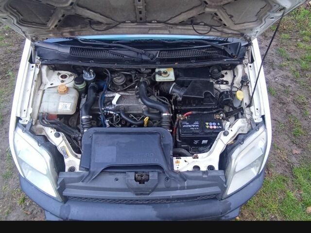 Белый Форд Турнео Коннект, объемом двигателя 0 л и пробегом 313 тыс. км за 4500 $, фото 2 на Automoto.ua